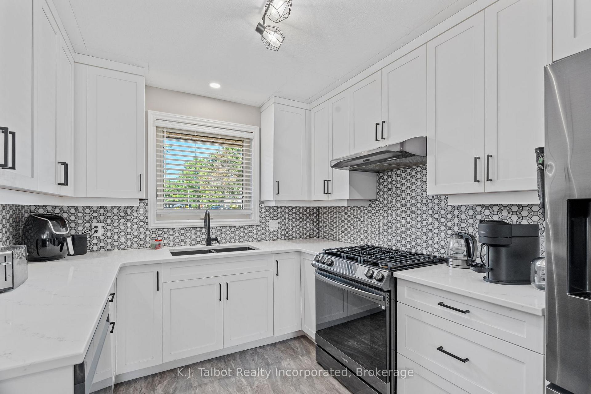 Photo 6 of 47 Suncoast Drive W, Goderich, Goderich (Town) — HOMEH