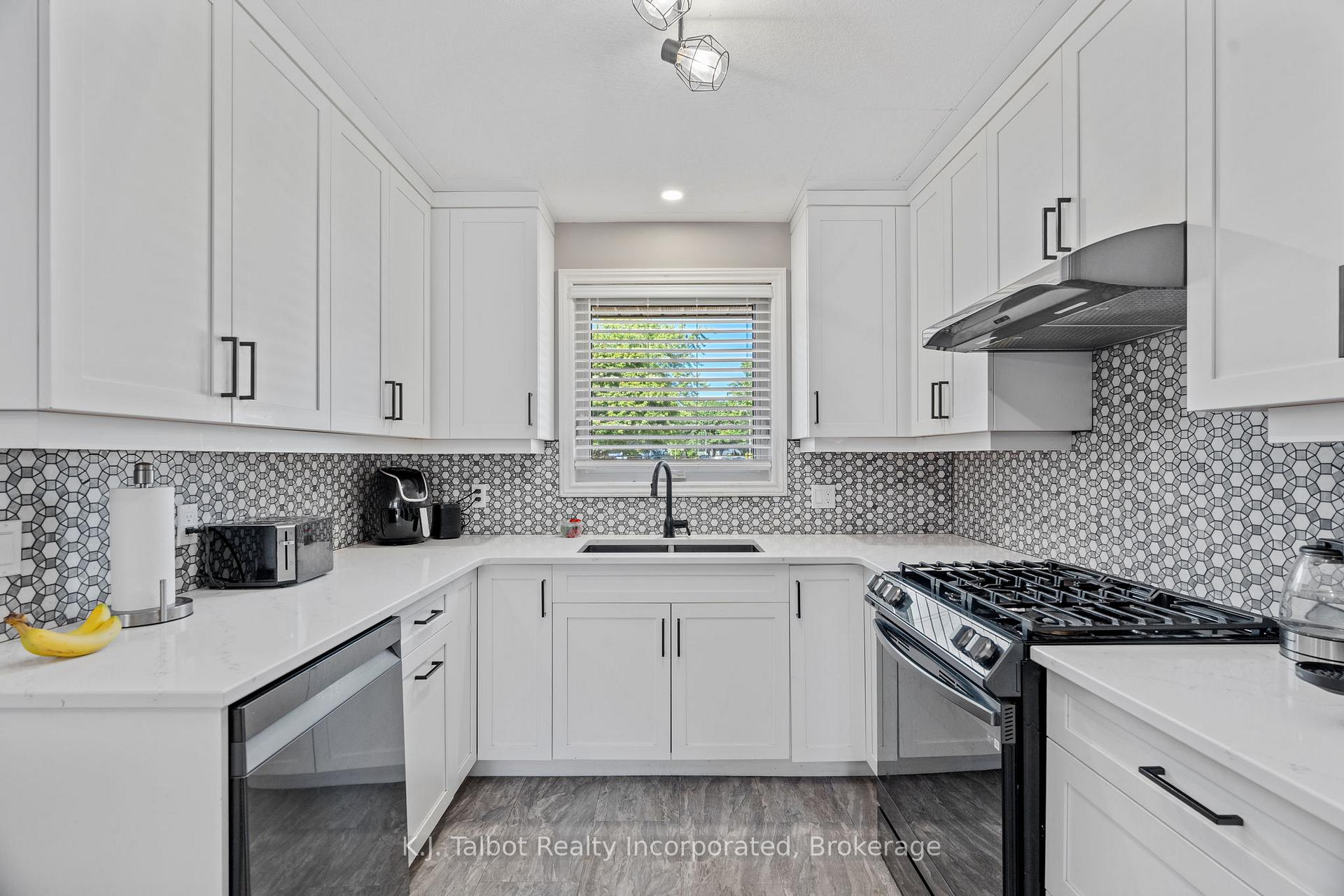 Photo 7 of 47 Suncoast Drive W, Goderich, Goderich (Town) — HOMEH