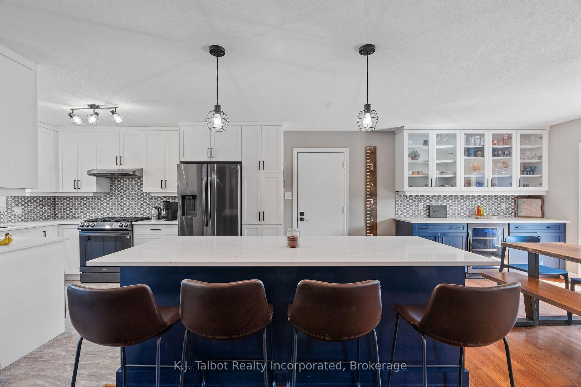 Photo 9 of 47 Suncoast Drive W, Goderich, Goderich (Town) — HOMEH