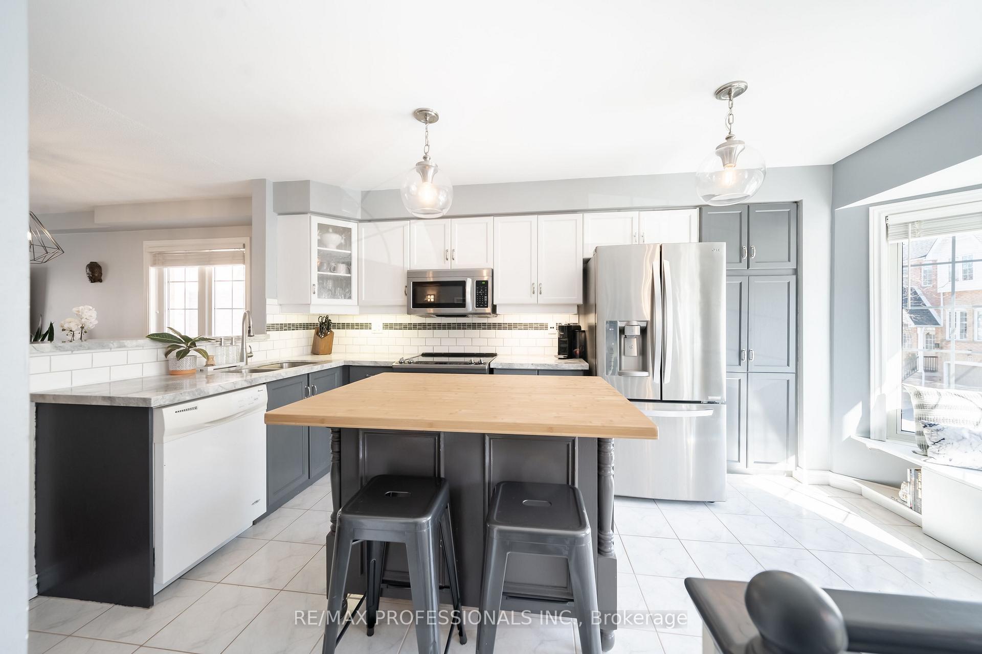 Photo 3 of Unit 27, 3480 Upper Middle Road, Burlington, Palmer — HOMEH