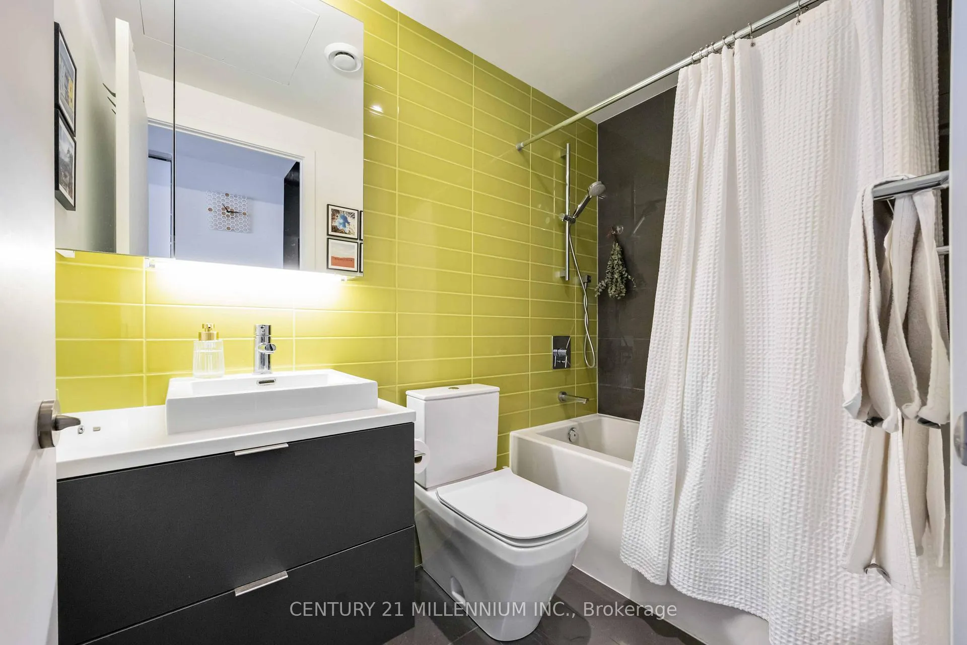 Photo 6 of Unit 2409, 170 Bayview Avenue, Toronto, Moss Park — HOMEH