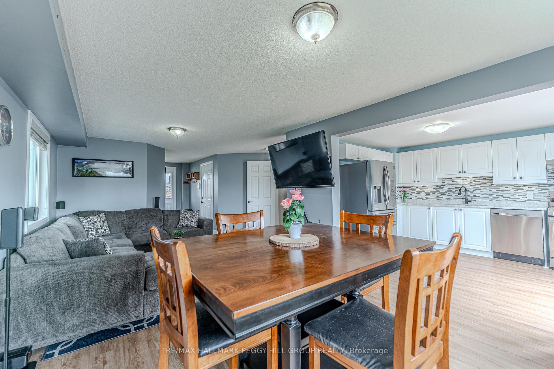 Photo 8 of 147 Nathan Crescent, Barrie, Painswick South — HOMEH