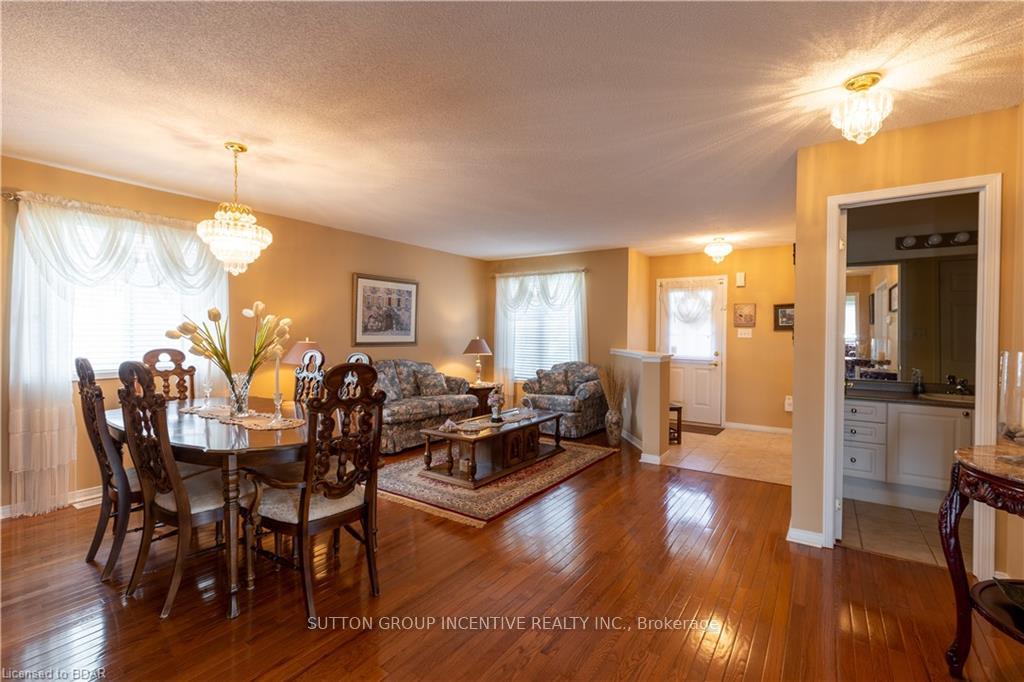 Photo 3 of 13 Commonwealth Road, Barrie, Innis-Shore — HOMEH