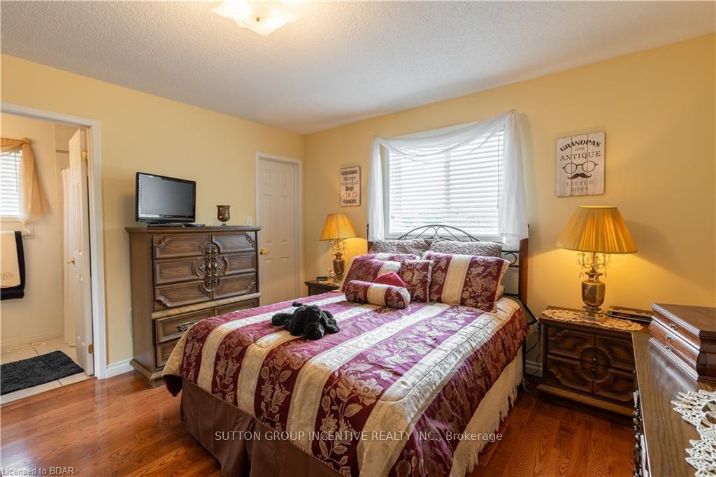 Photo 4 of 13 Commonwealth Road, Barrie, Innis-Shore — HOMEH