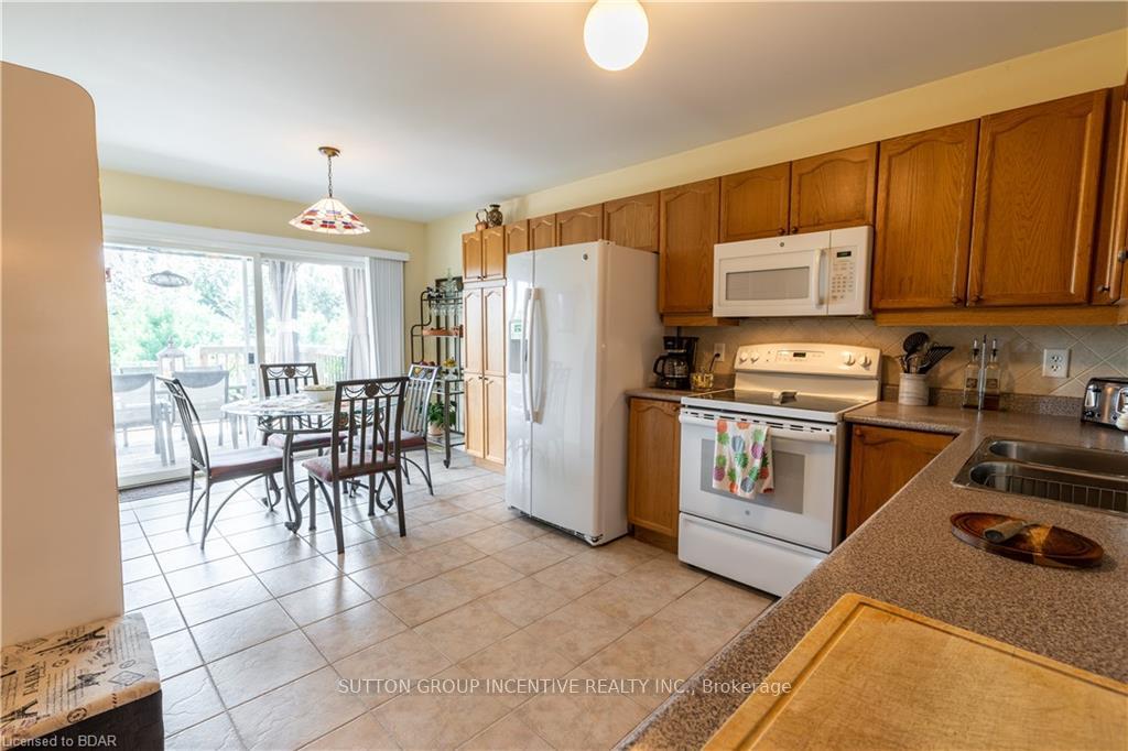 Photo 5 of 13 Commonwealth Road, Barrie, Innis-Shore — HOMEH