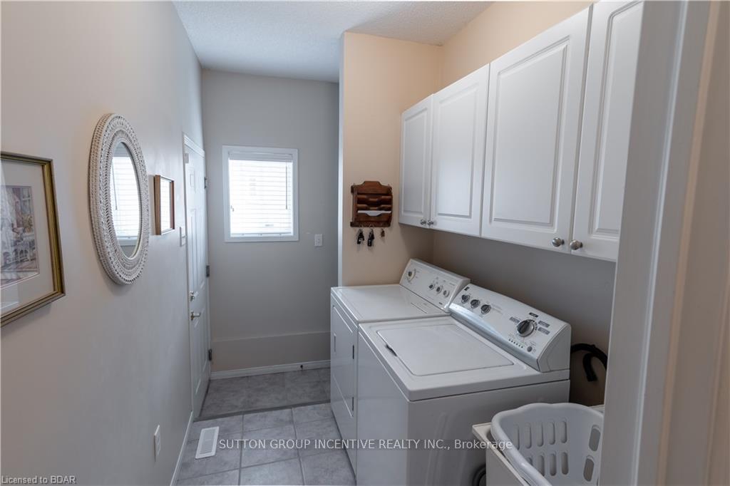 Photo 7 of 13 Commonwealth Road, Barrie, Innis-Shore — HOMEH