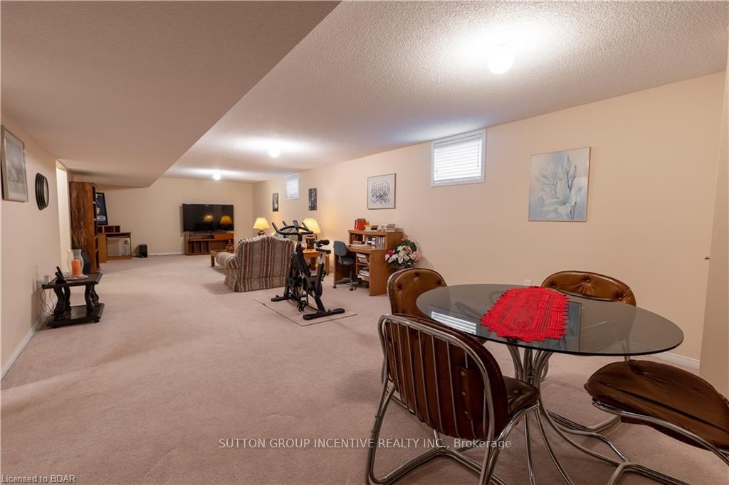 Photo 8 of 13 Commonwealth Road, Barrie, Innis-Shore — HOMEH
