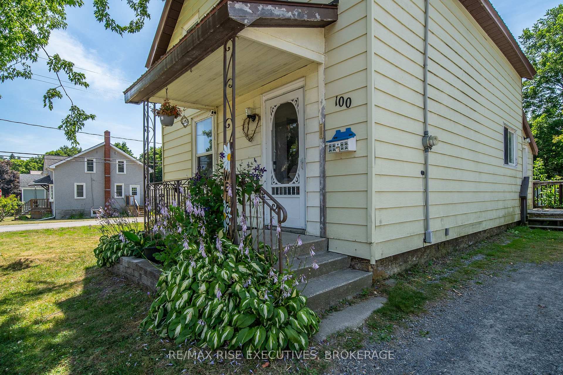 Photo 2 of 100 Elm Street, Gananoque — HOMEH