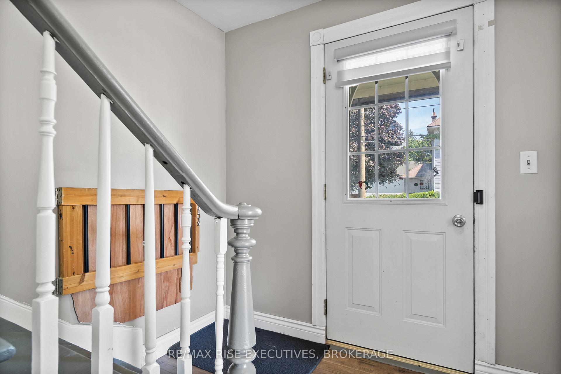 Photo 3 of 100 Elm Street, Gananoque — HOMEH