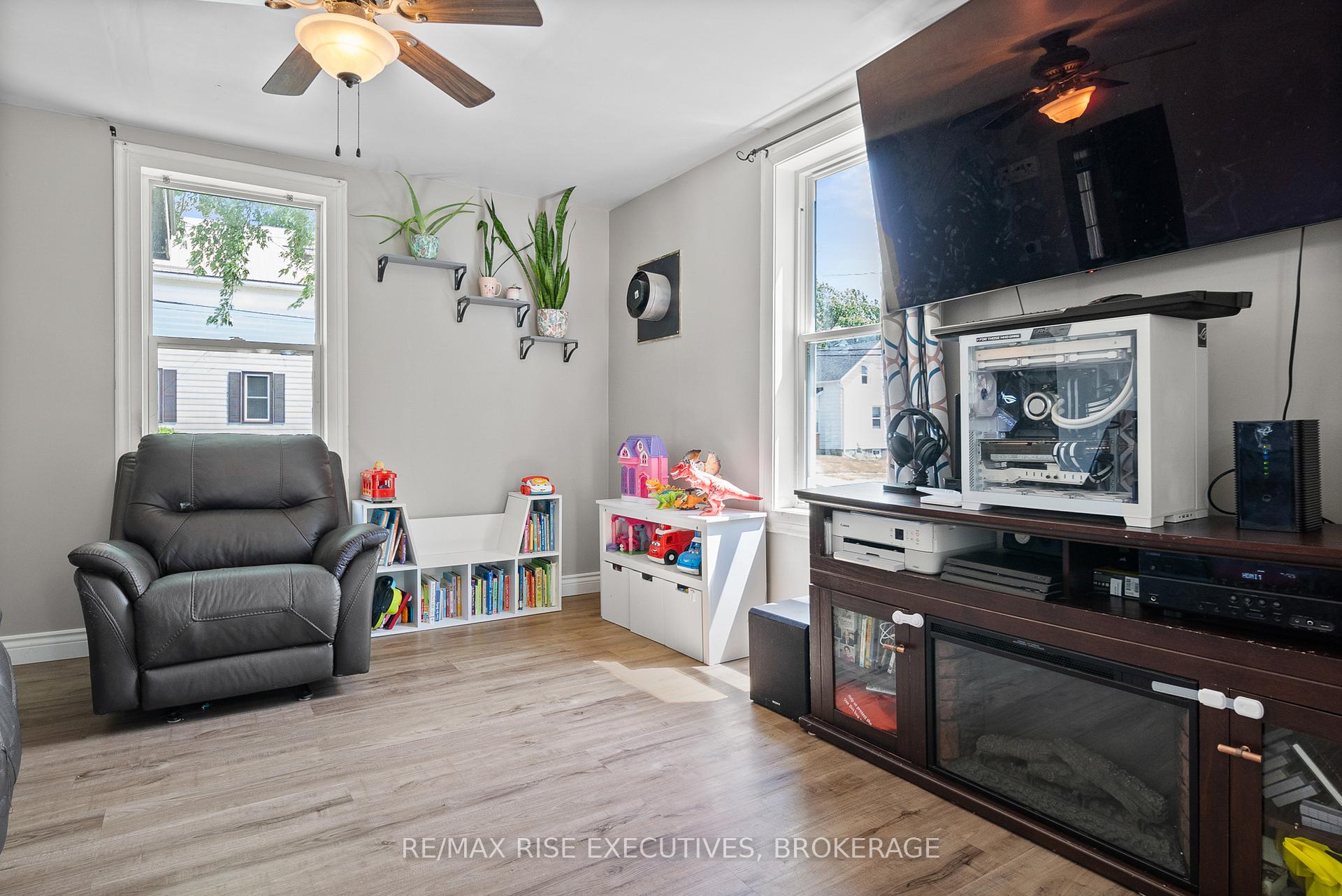 Photo 8 of 100 Elm Street, Gananoque — HOMEH