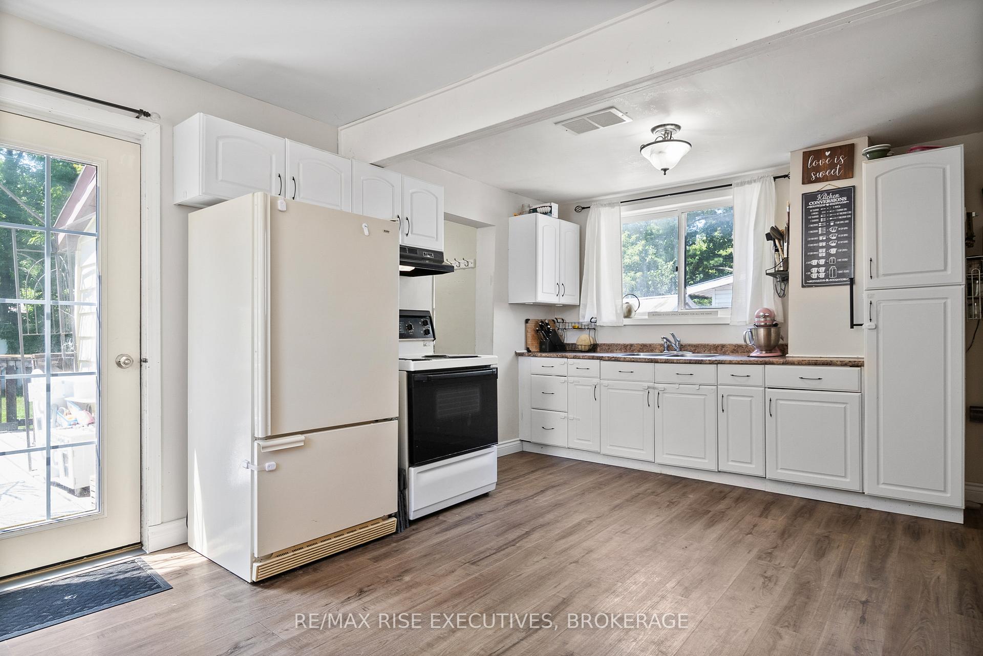 Photo 11 of 100 Elm Street, Gananoque — HOMEH