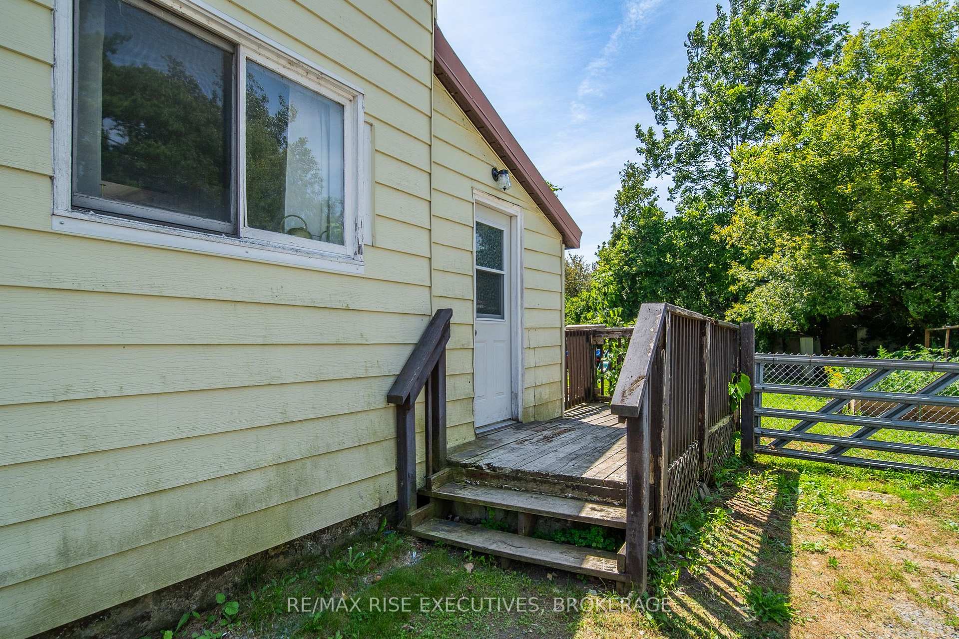 Photo 37 of 100 Elm Street, Gananoque — HOMEH
