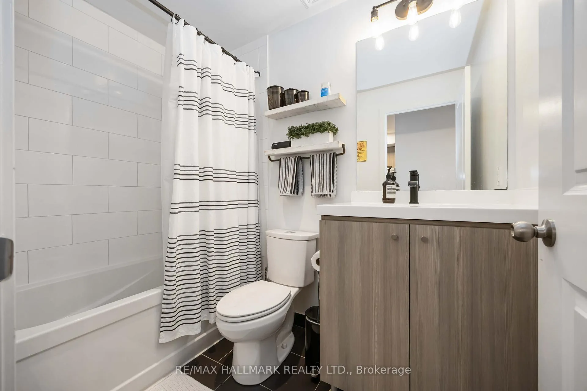Photo 8 of Unit 902, 105 George Street, Toronto, Moss Park — HOMEH