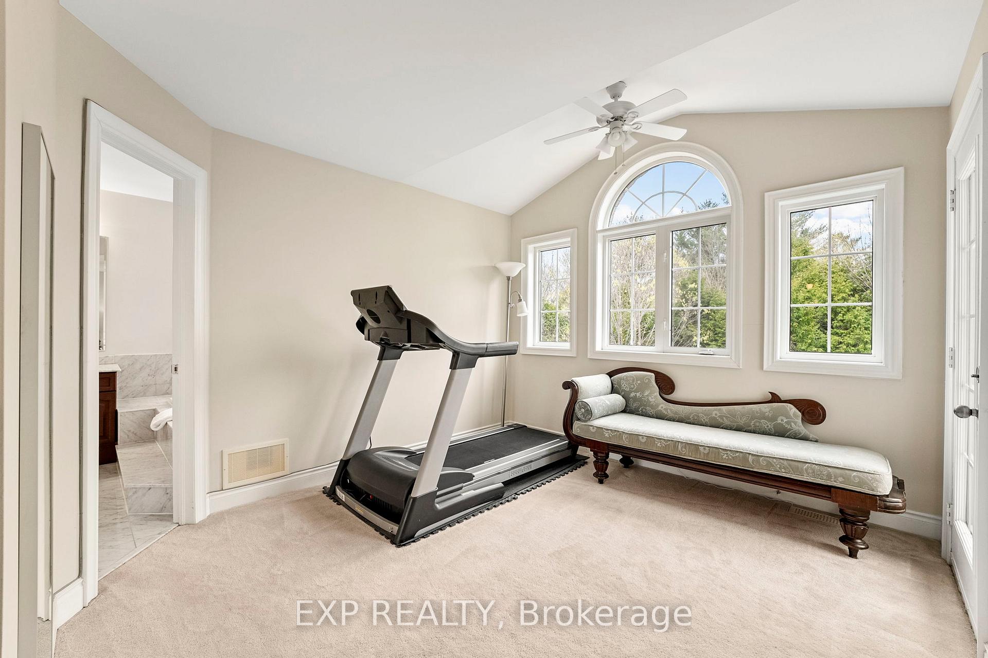 Photo 5 of 54 Stonecliffe Crescent, Aurora, Aurora Estates — HOMEH
