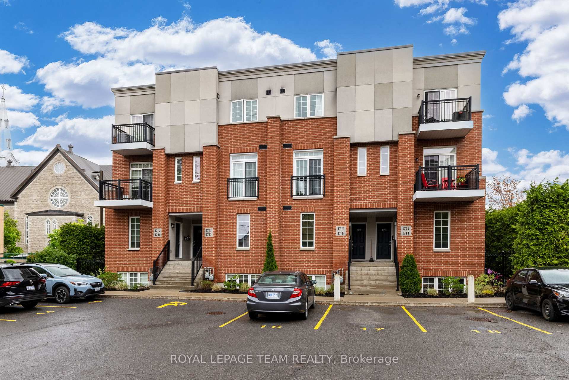 Front of Unit H, 17 Melrose Avenue