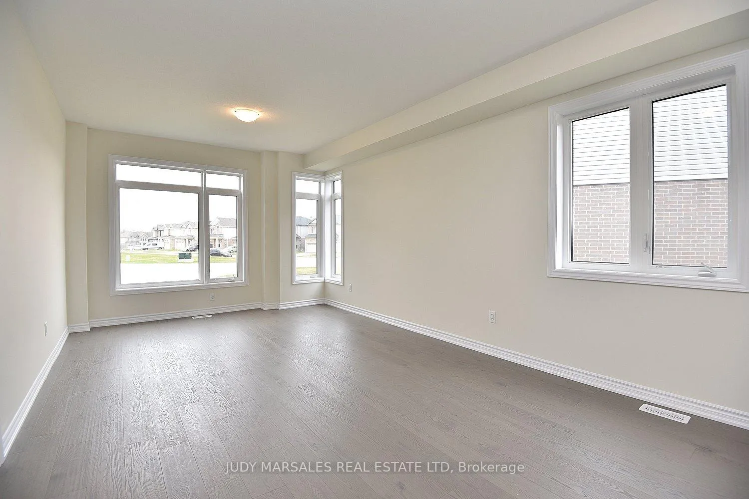 Photo 10 of 42 Mears Place, Brant, Paris — HOMEH
