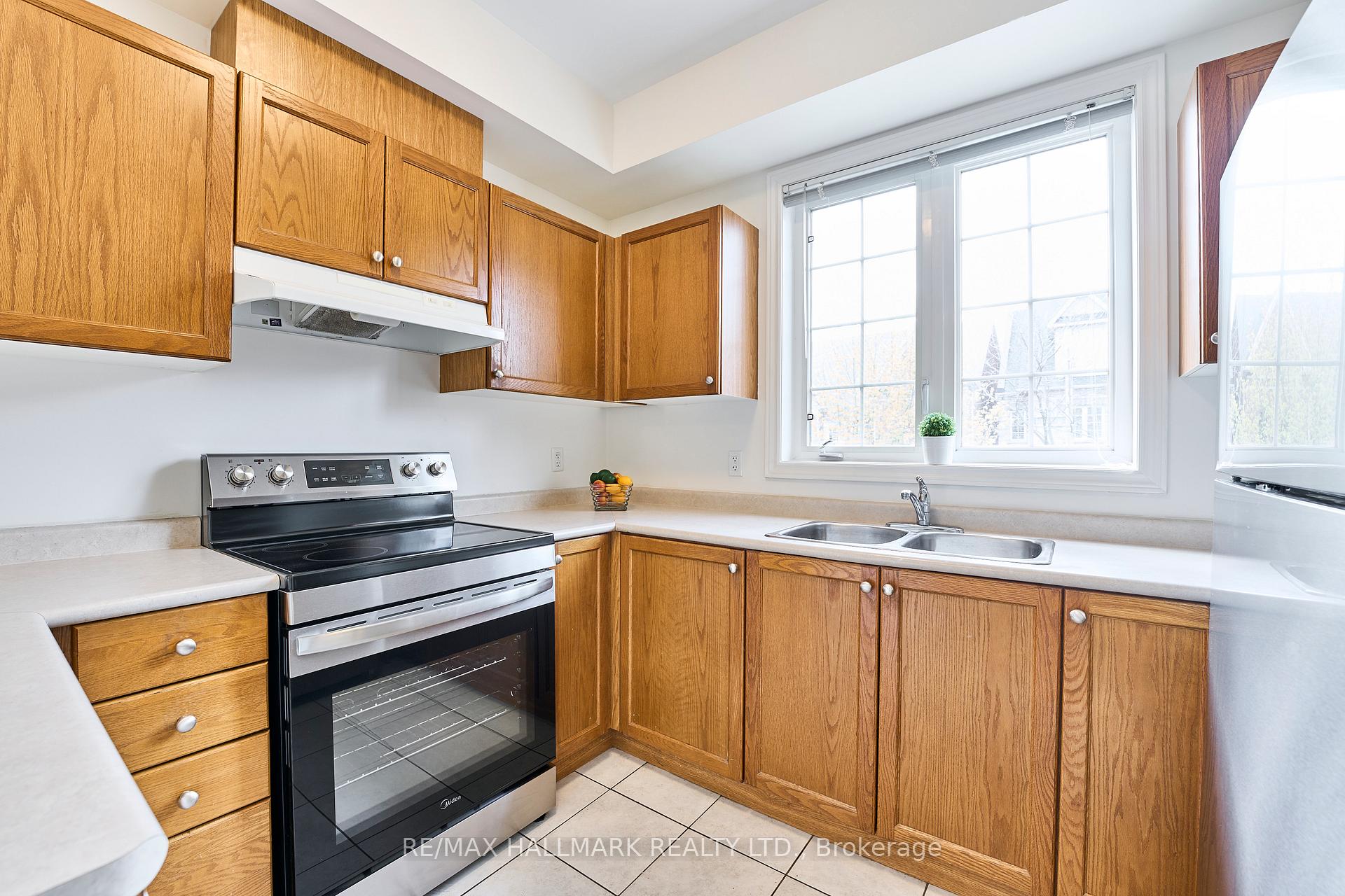 Photo 10 of 3 Philpott Gardens, Toronto, East End-Danforth — HOMEH