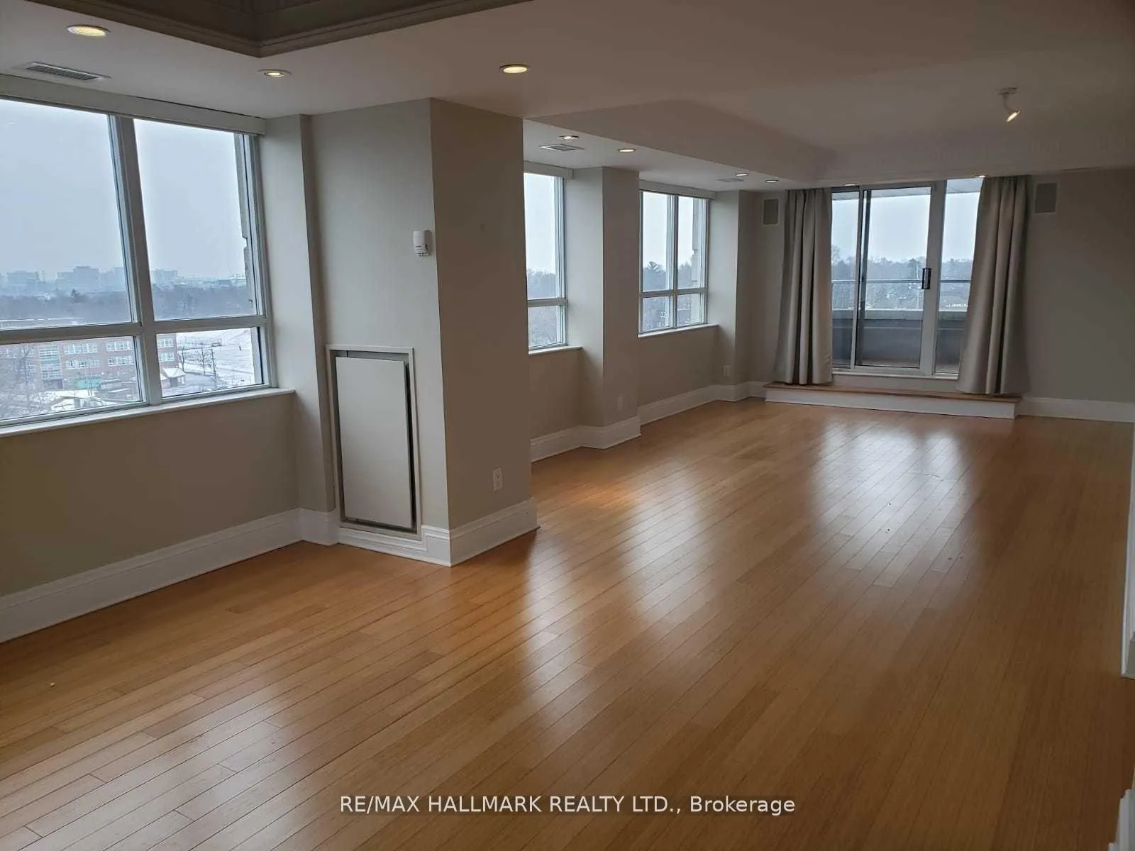 Photo 4 of Unit Ph801, 1801 Bayview Avenue, Toronto, Leaside — HOMEH