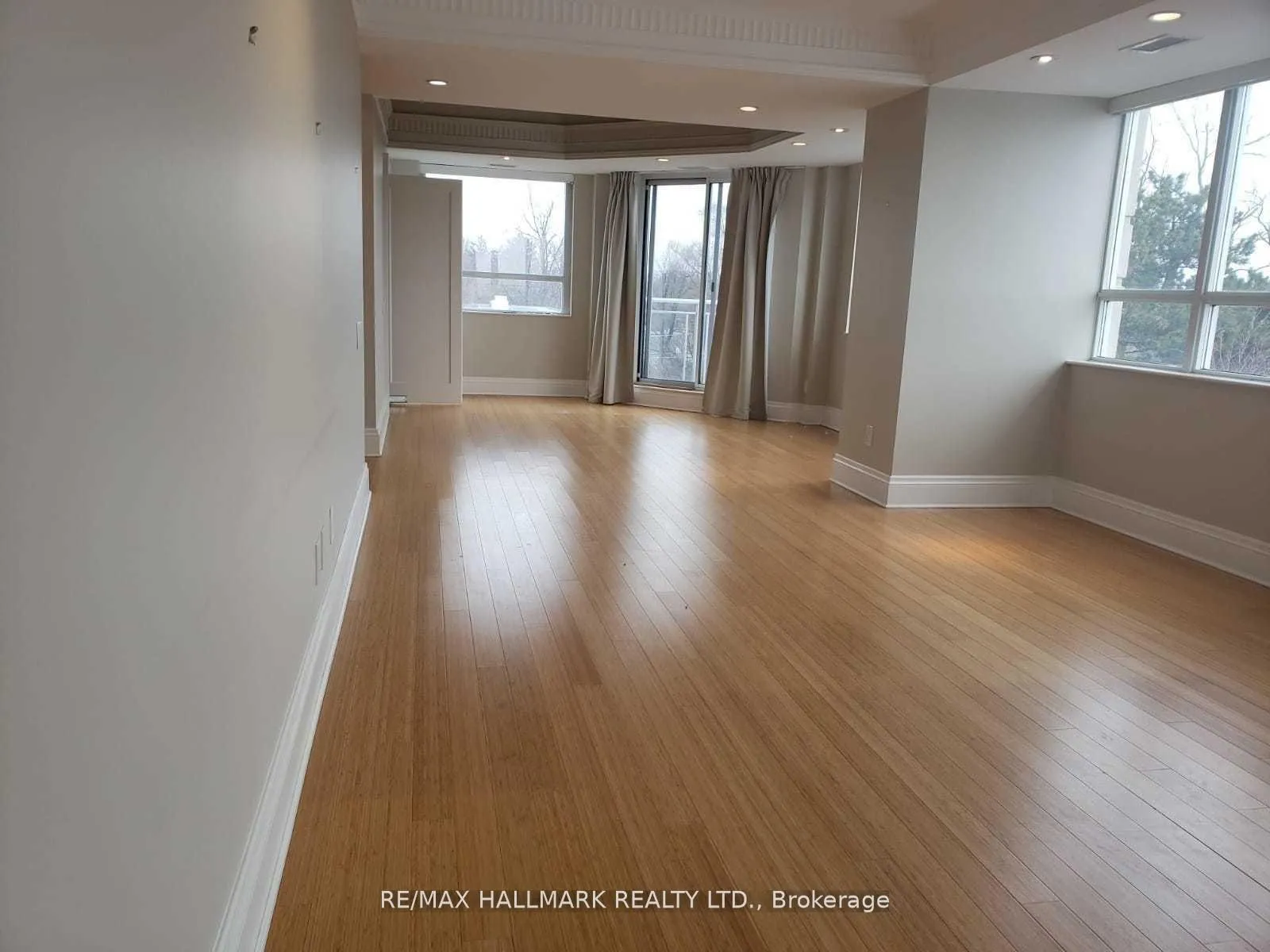 Photo 5 of Unit Ph801, 1801 Bayview Avenue, Toronto, Leaside — HOMEH