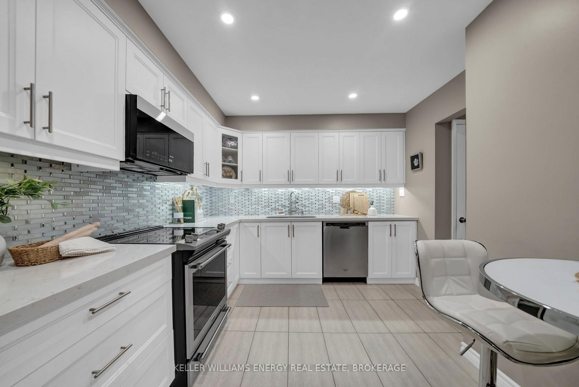 Photo 16 of 9 Robbie Crescent, Ajax, South West — HOMEH