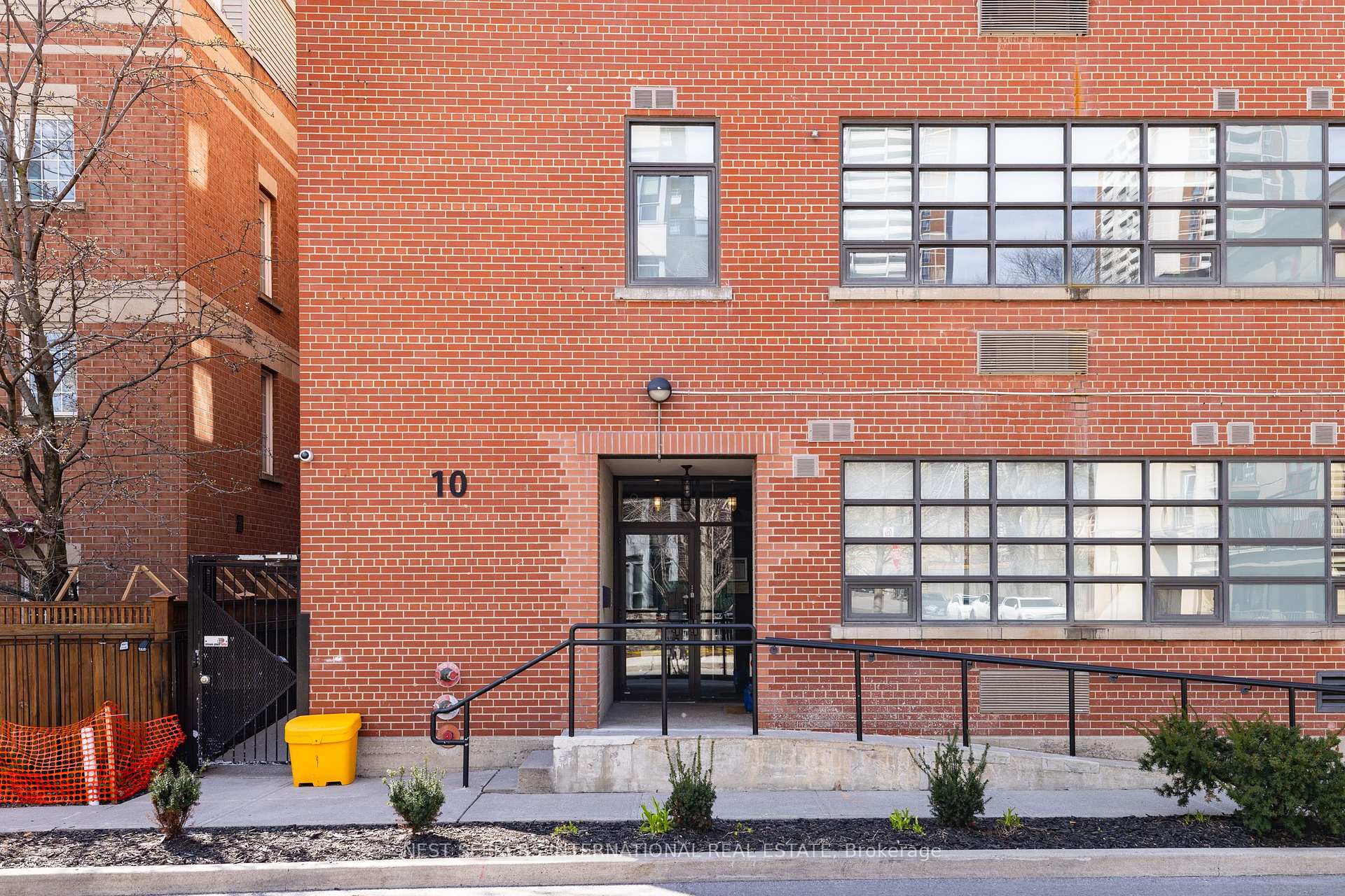 Photo 3 of Unit 302, 10 Wellesley Place, Toronto, North St. James Town — HOMEH