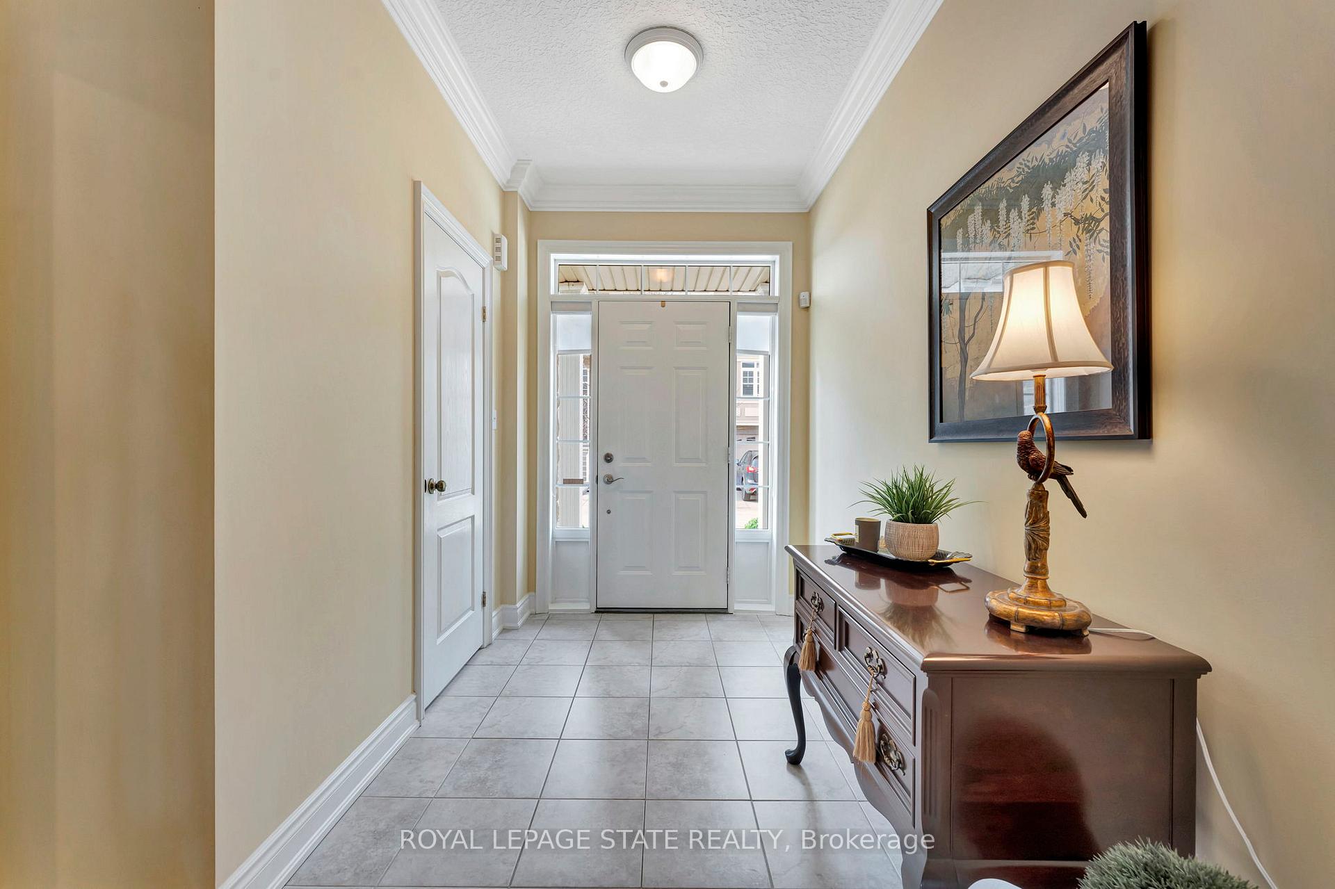Photo 4 of Unit 10, 31 Sunvale Place, Hamilton, Lakeshore — HOMEH