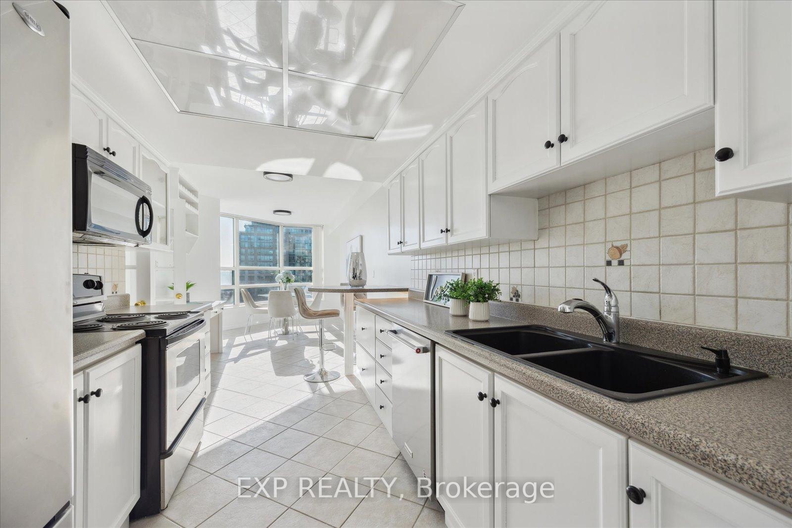 Photo 11 of Unit 705, 7905 Bayview Avenue, Markham, Aileen-Willowbrook — HOMEH
