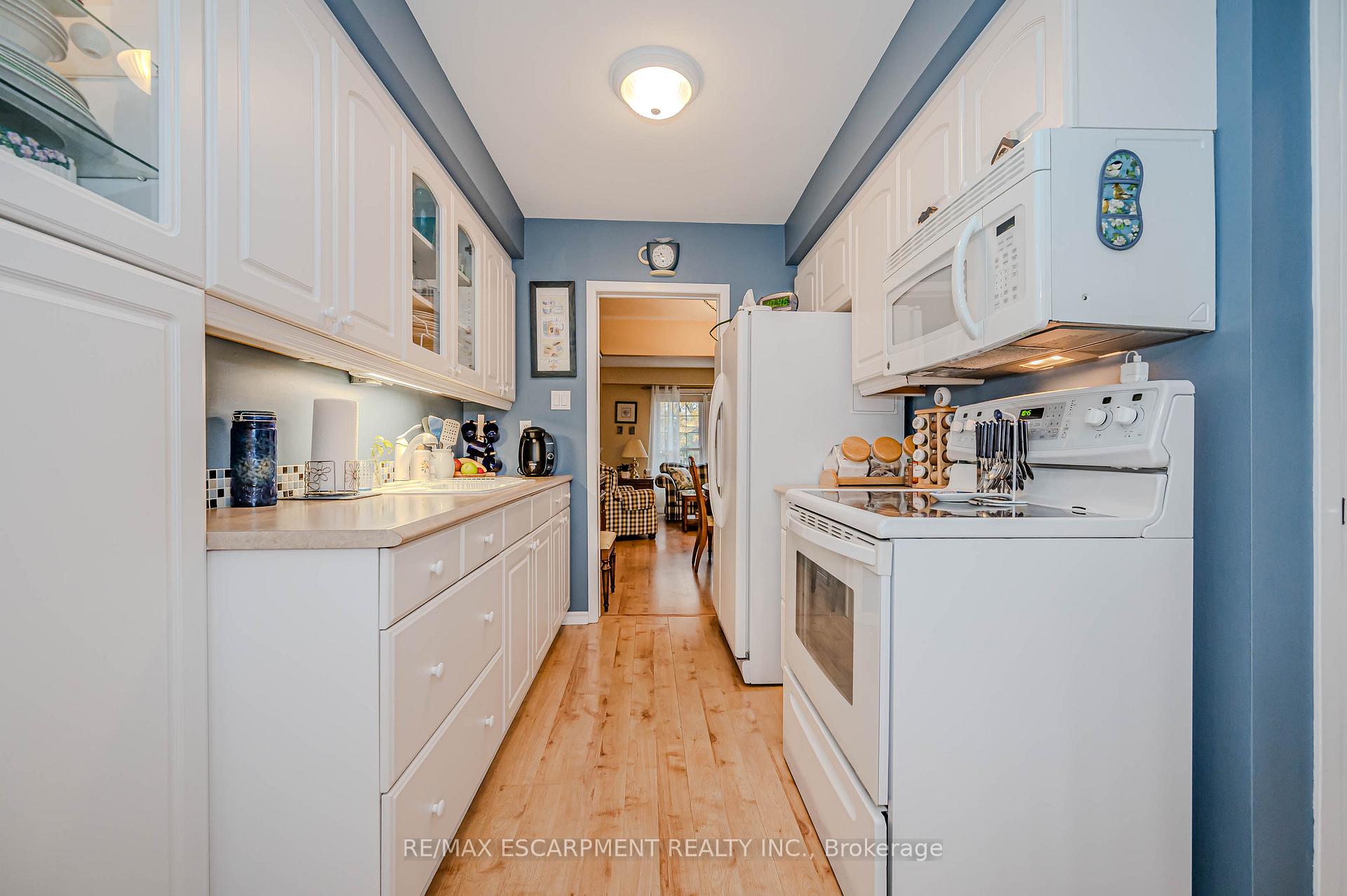 Photo 6 of Unit 61, 3029 Glencrest Road, Burlington, Roseland — HOMEH