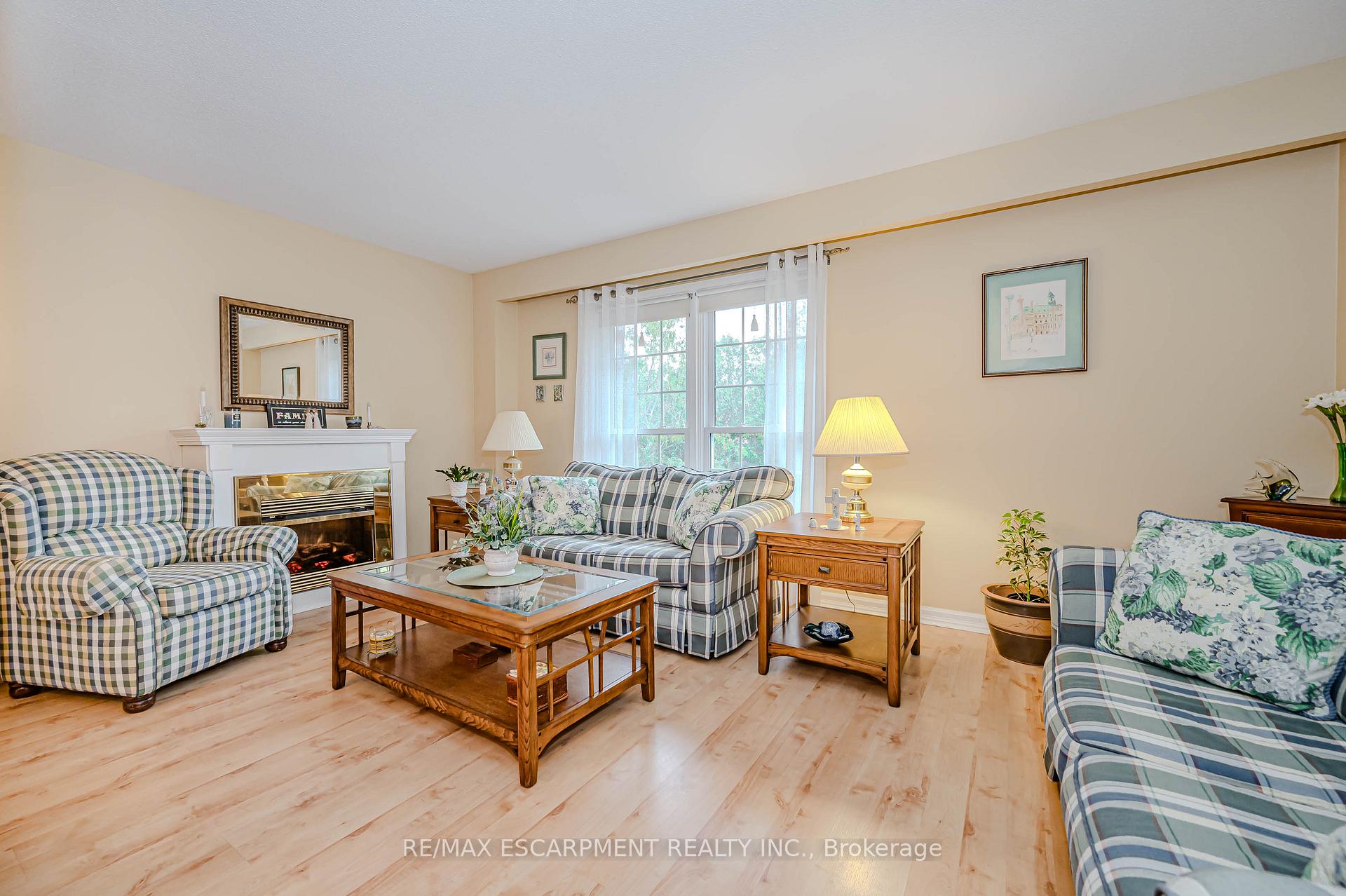 Photo 14 of Unit 61, 3029 Glencrest Road, Burlington, Roseland — HOMEH