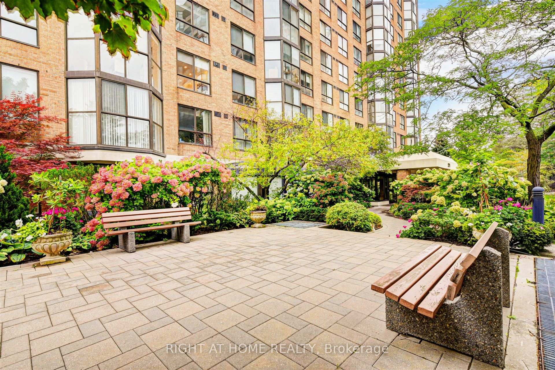 Photo 2 of Unit 305, 271 Ridley Boulevard, Toronto, Bedford Park-Nortown — HOMEH