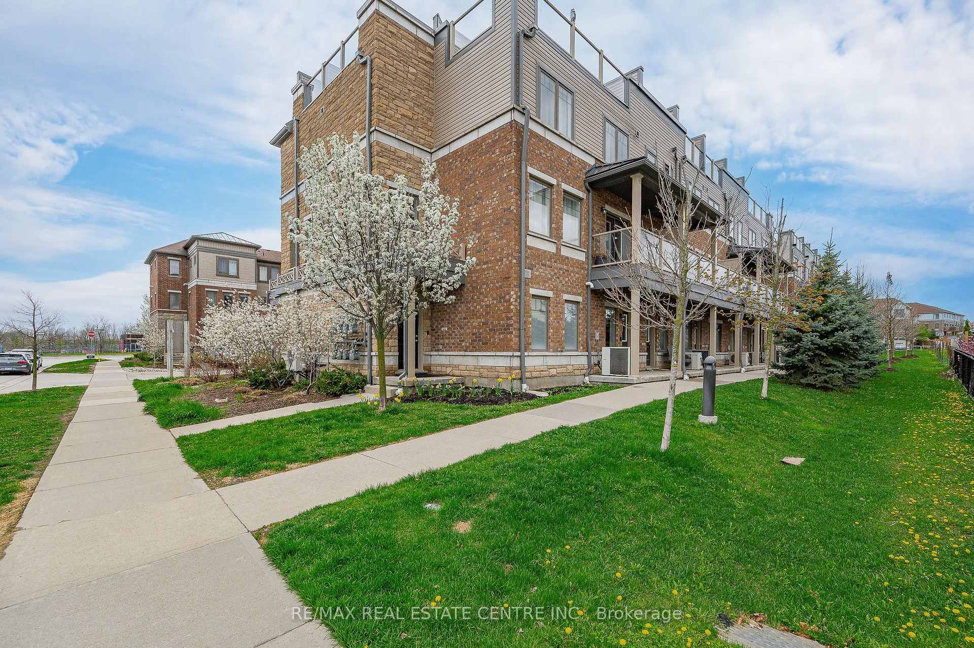 Photo 3 of Unit A2, 70 Willowrun Drive, Kitchener — HOMEH