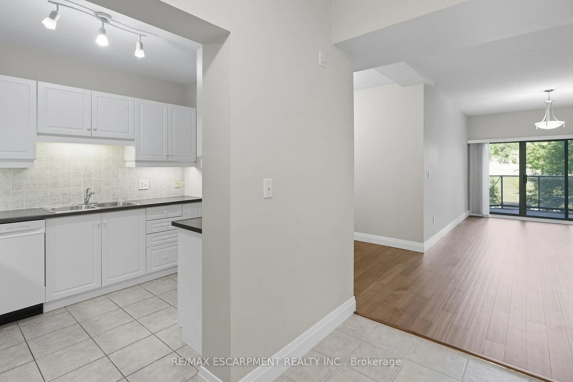 Photo 6 of Unit 211, 2075 Amherst Heights Drive, Burlington, Brant Hills — HOMEH