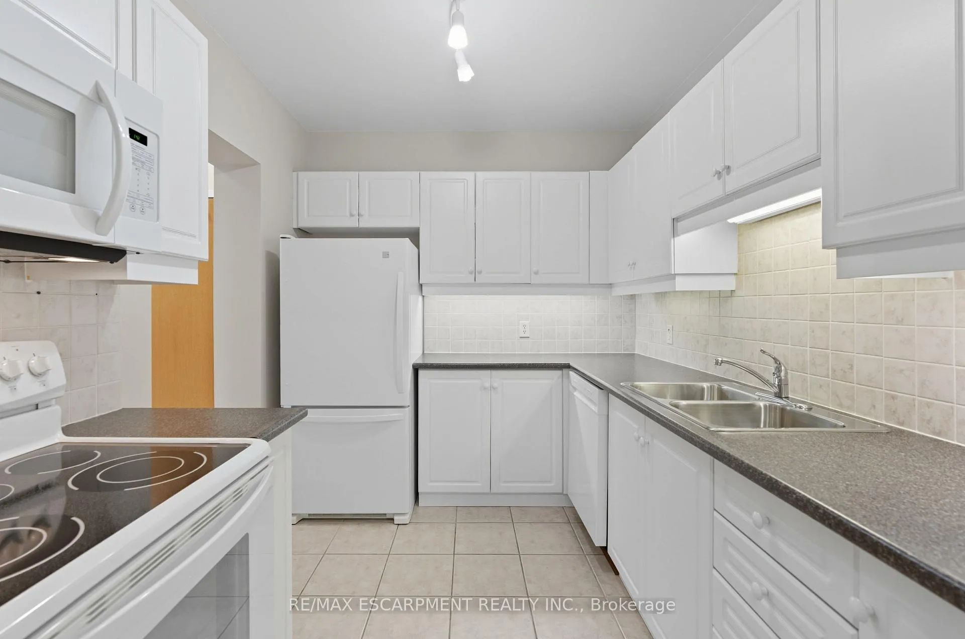 Photo 8 of Unit 211, 2075 Amherst Heights Drive, Burlington, Brant Hills — HOMEH
