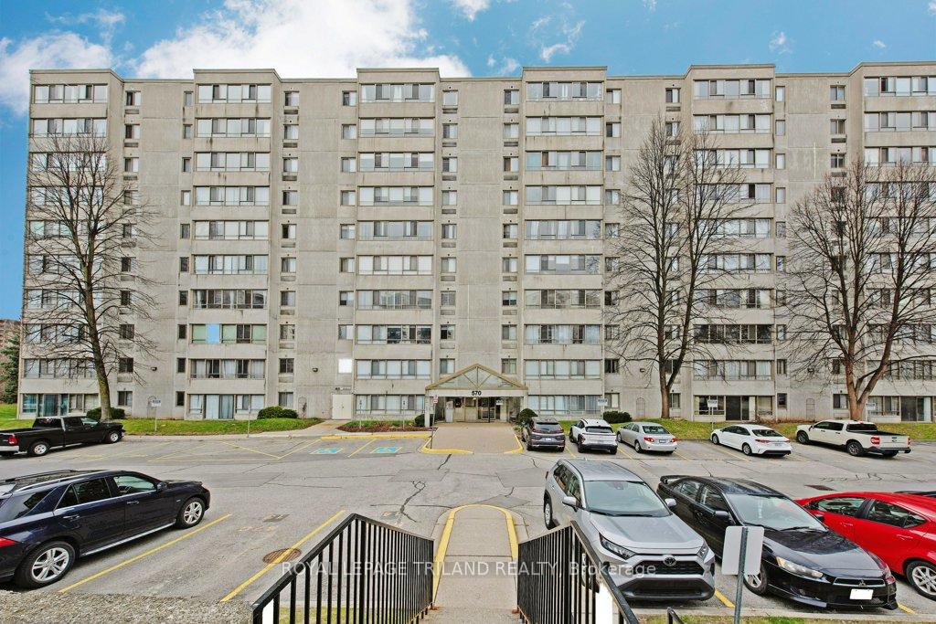 Front of Unit 904, 570 Proudfoot Lane