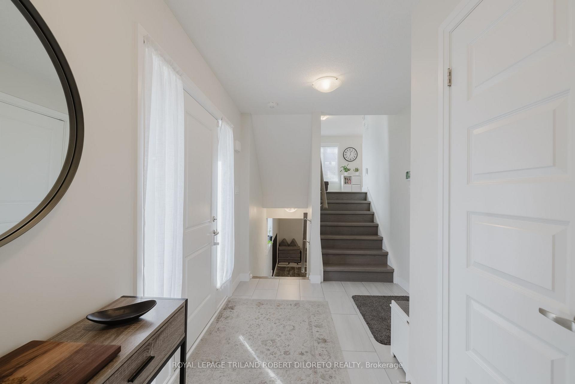 Photo 4 of 1056 Meadowlark Ridge, London, South U — HOMEH