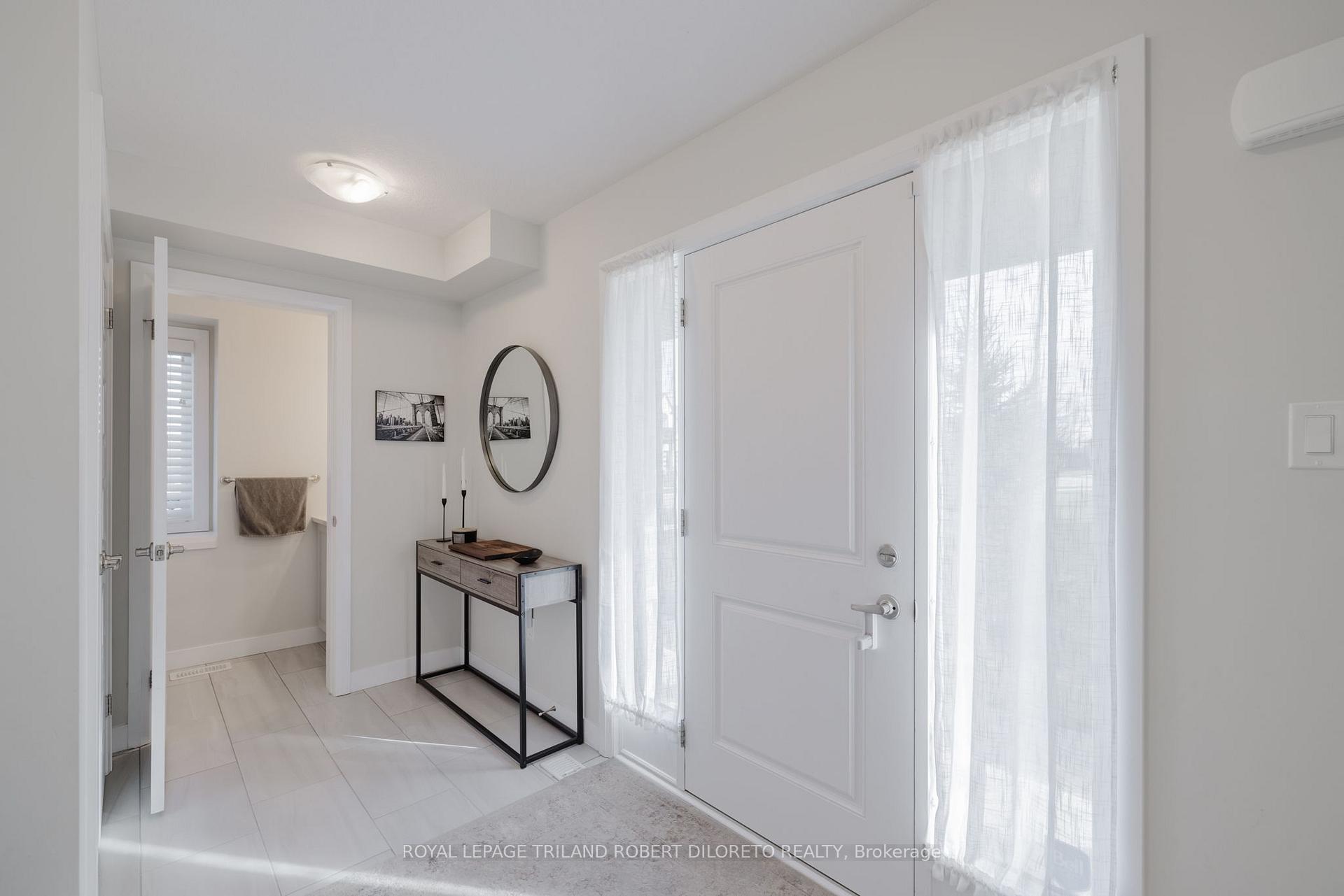 Photo 5 of 1056 Meadowlark Ridge, London, South U — HOMEH