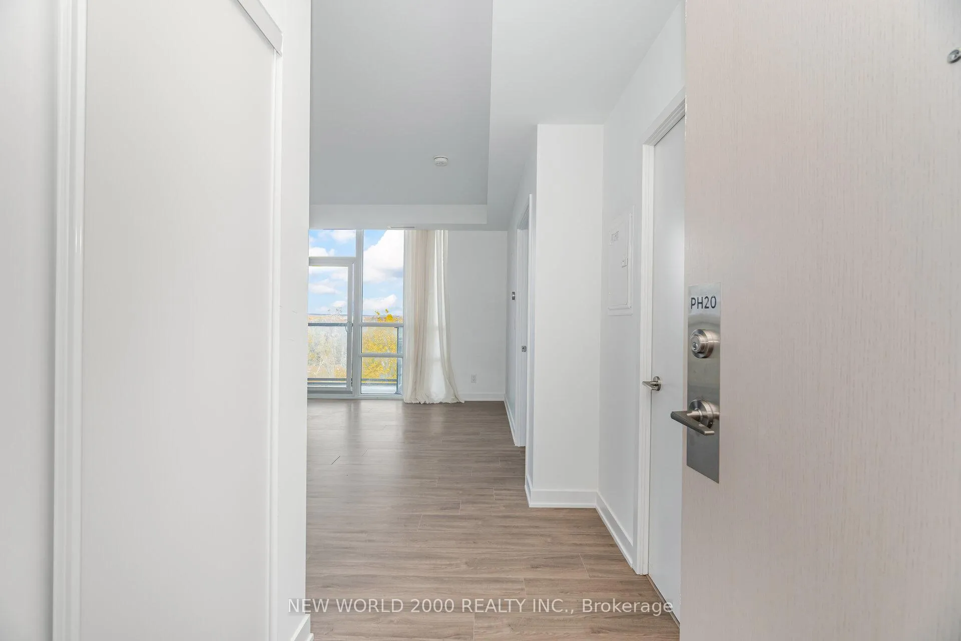 Photo 5 of Unit PH720, 681 Yonge Street, Barrie, Painswick South — HOMEH