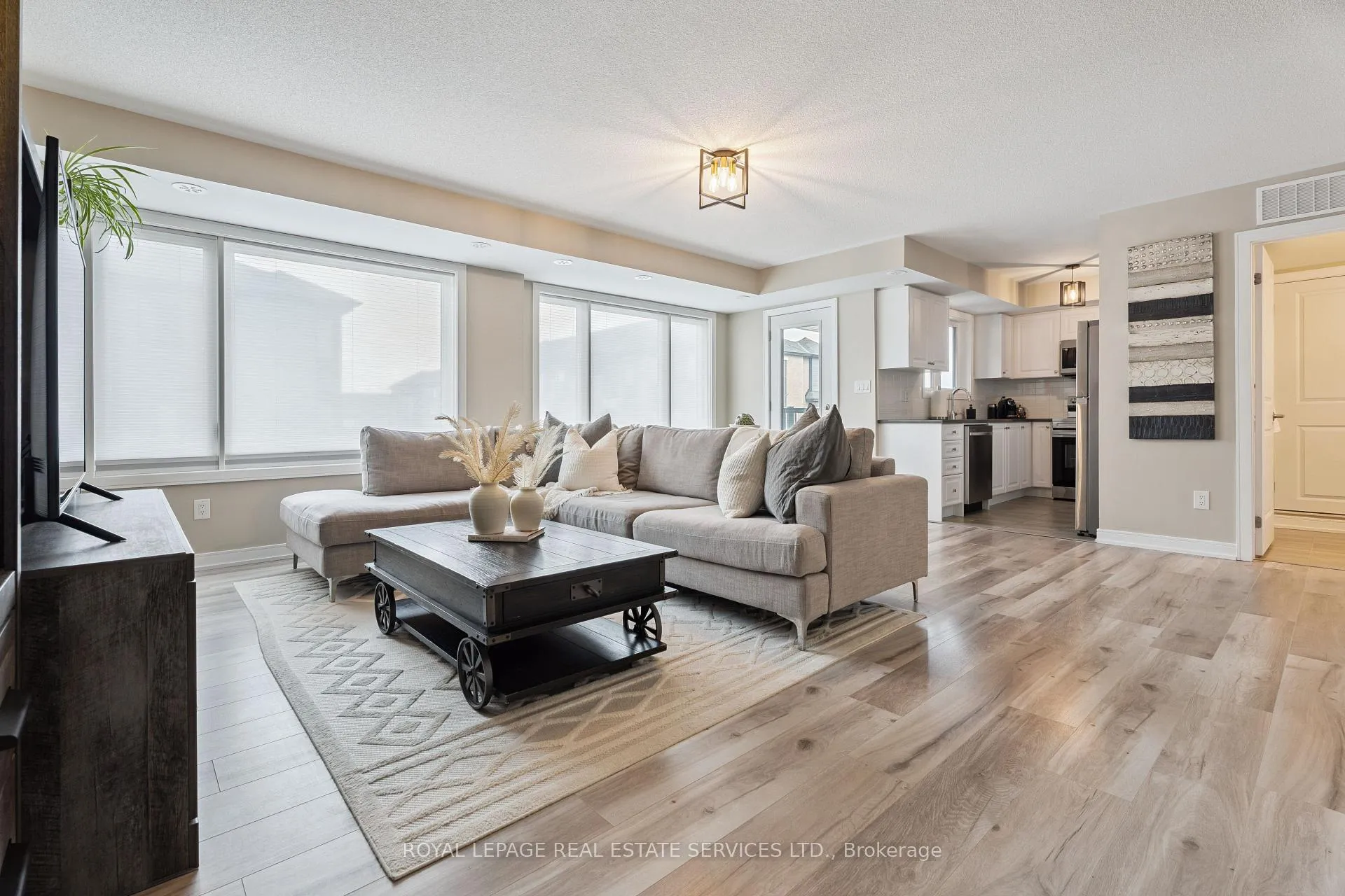 Photo 2 of 115 Appletree Lane, Barrie, Innis-Shore — HOMEH