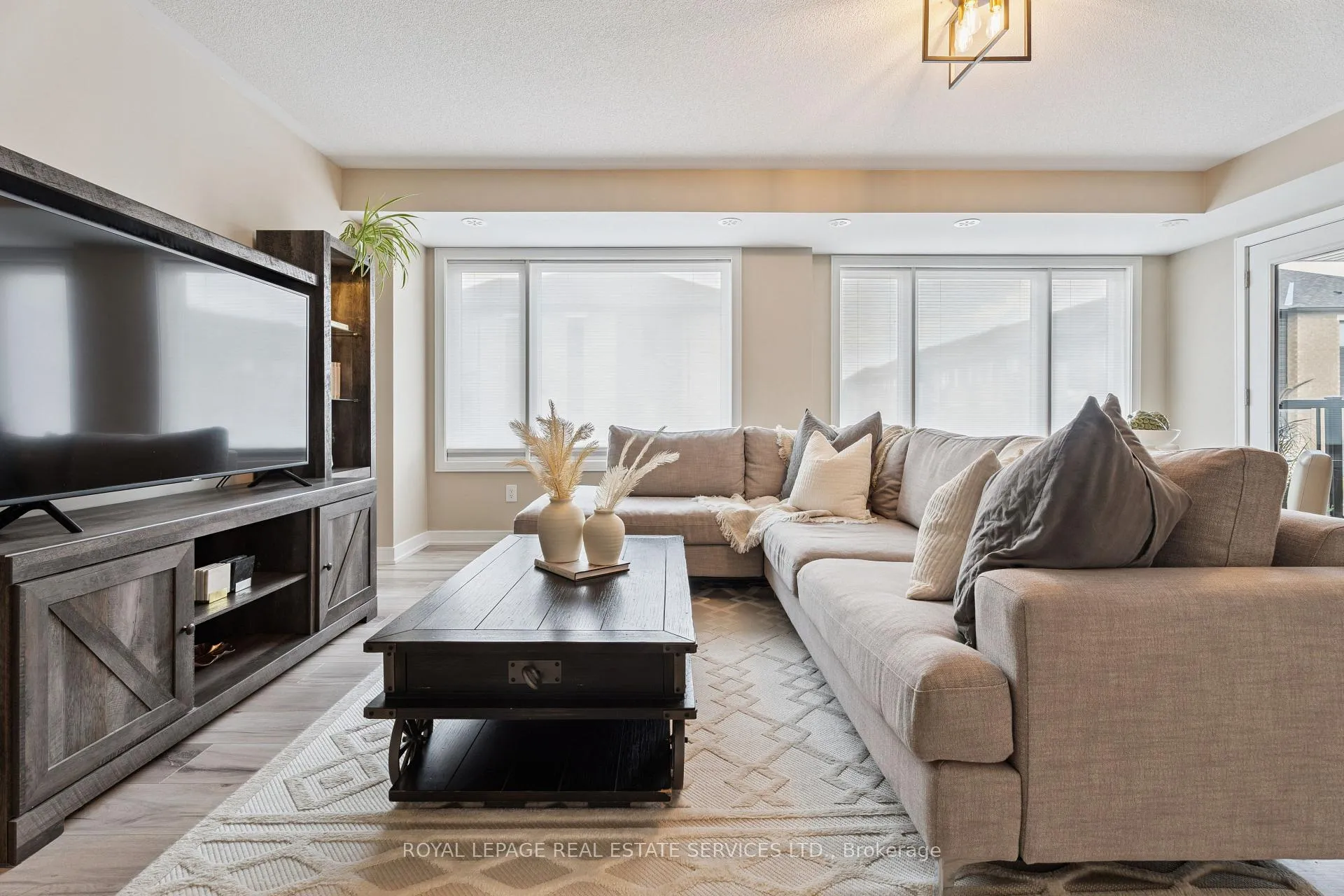 Photo 3 of 115 Appletree Lane, Barrie, Innis-Shore — HOMEH