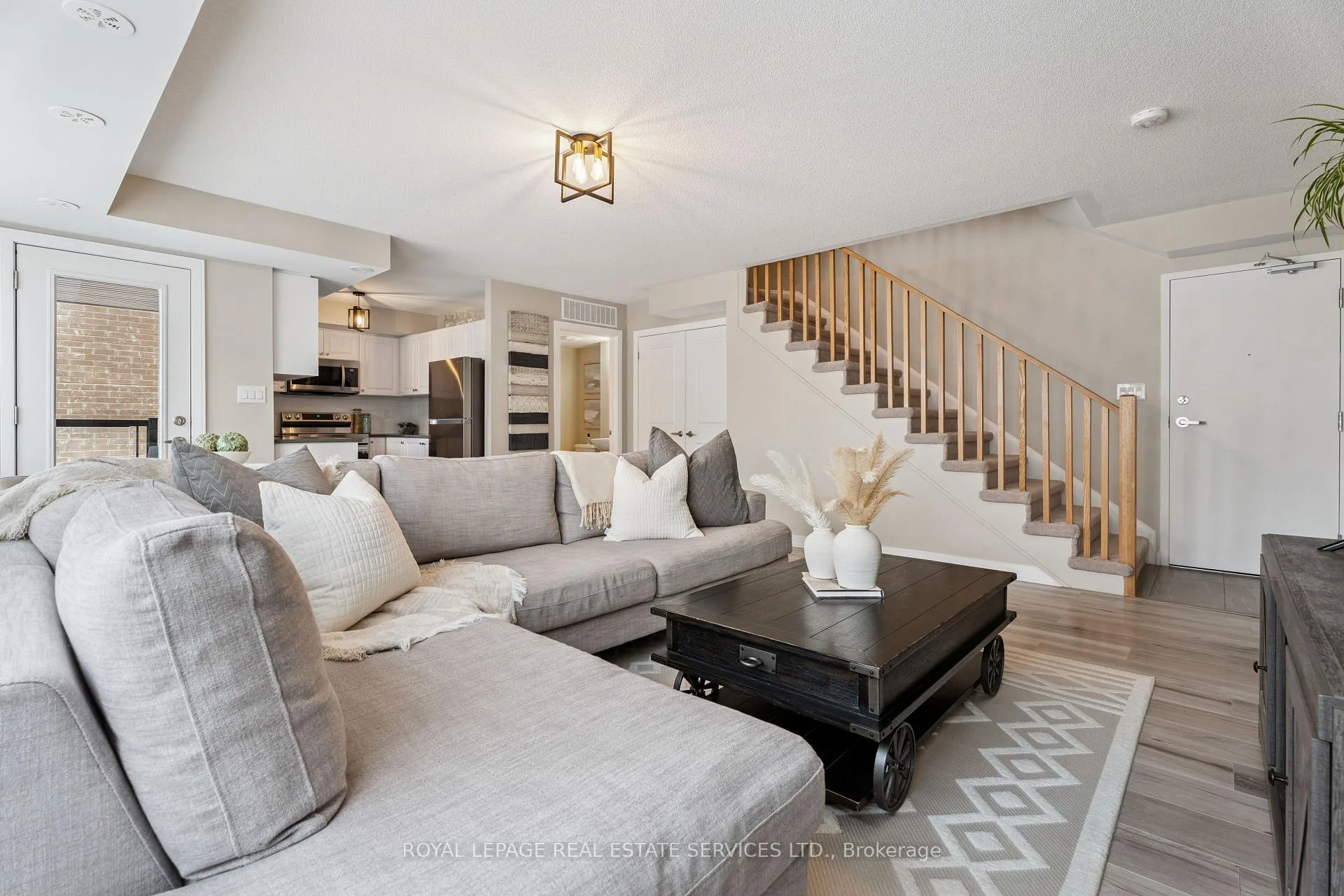 Photo 4 of 115 Appletree Lane, Barrie, Innis-Shore — HOMEH