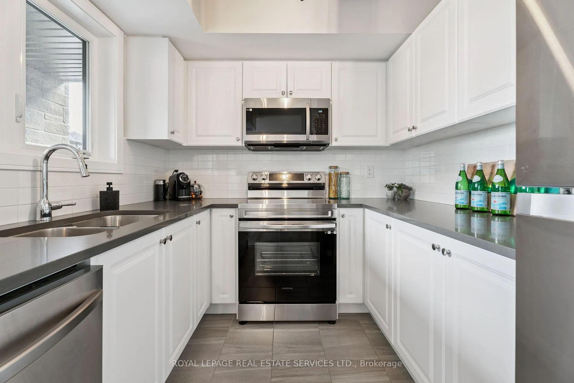 Photo 6 of 115 Appletree Lane, Barrie, Innis-Shore — HOMEH