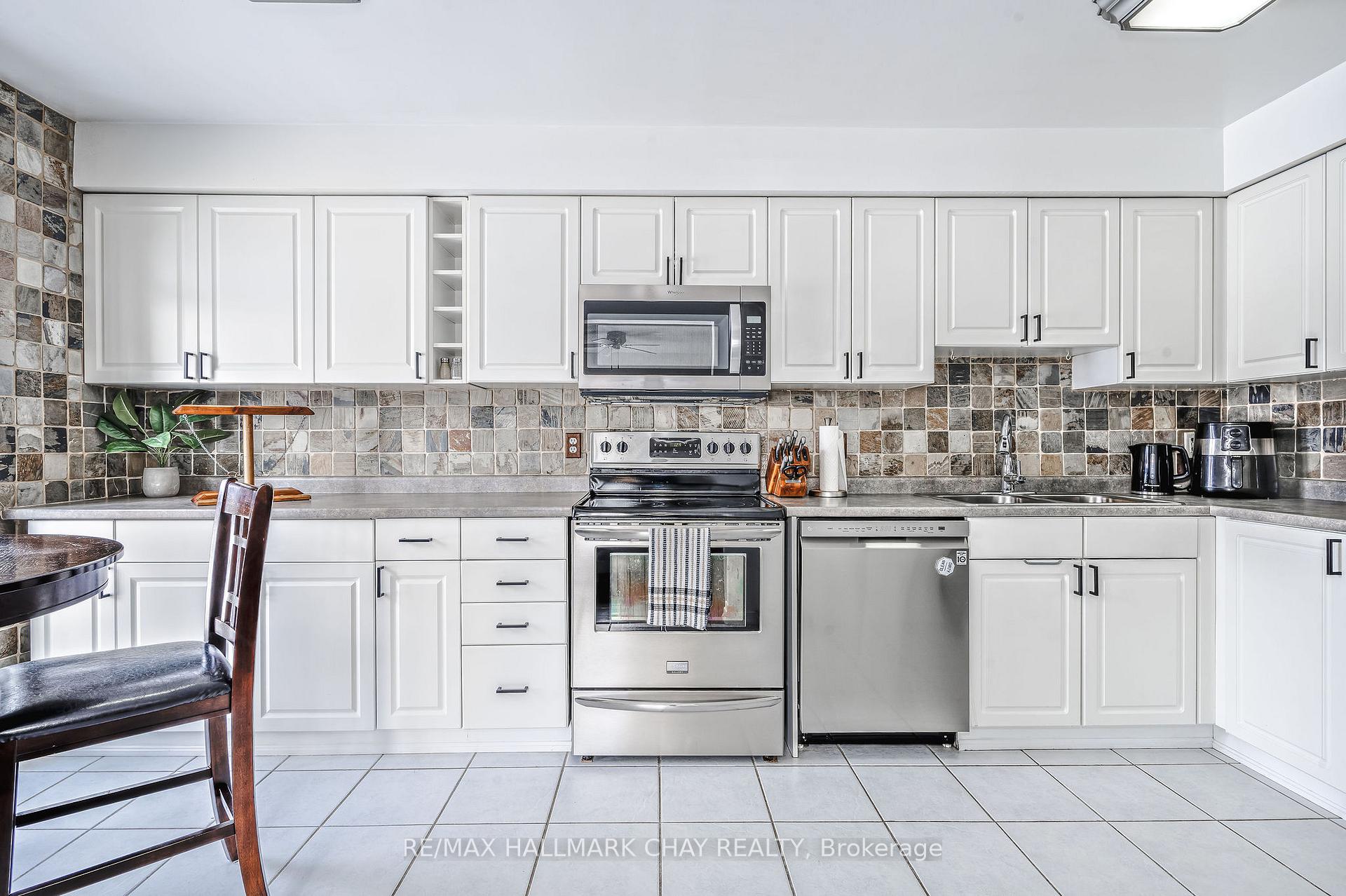 Photo 10 of Unit 8, 17 Cheltenham Road, Barrie, Georgian Drive — HOMEH