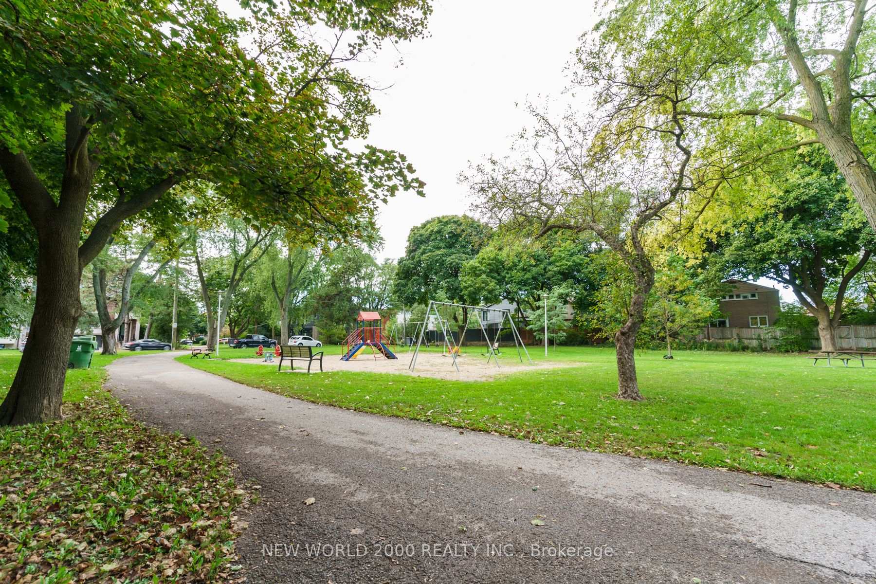 Photo 12 of Unit 404, 1220 Bayview Avenue, Toronto, Leaside — HOMEH