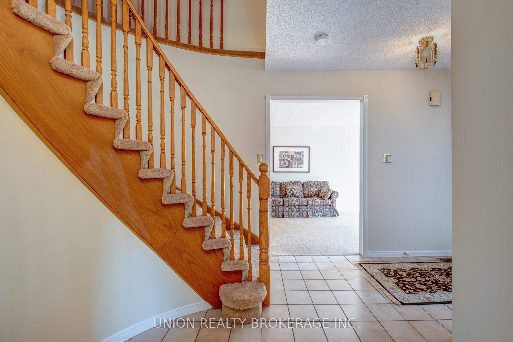 Photo 3 of 20 Richler Crescent, Barrie, Letitia Heights — HOMEH