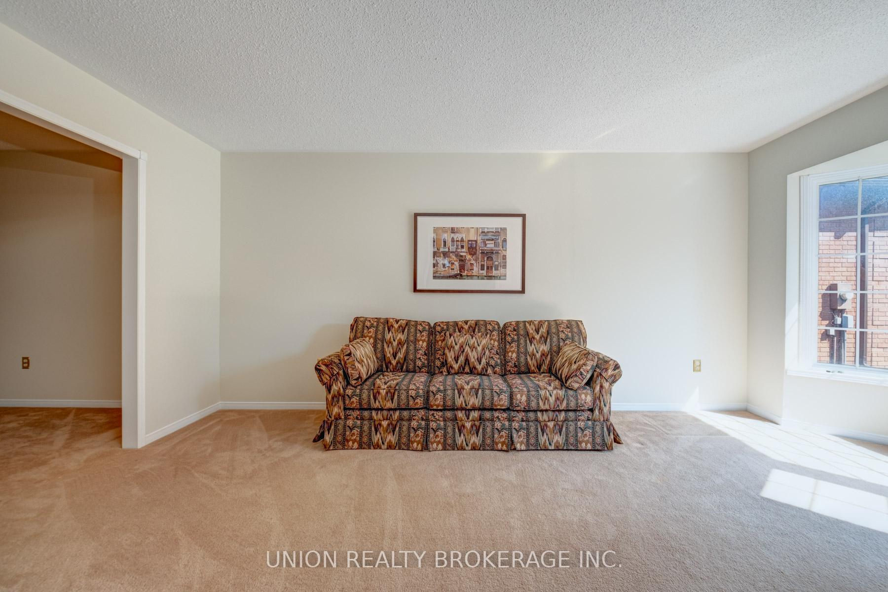 Photo 4 of 20 Richler Crescent, Barrie, Letitia Heights — HOMEH