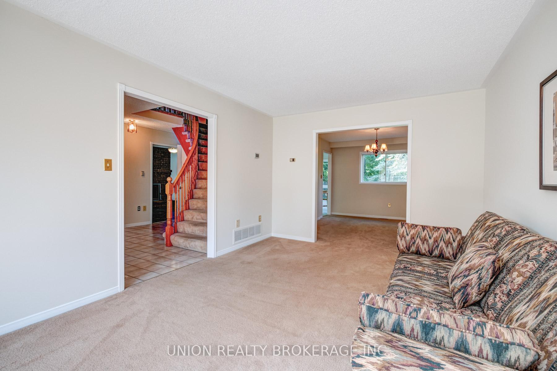 Photo 5 of 20 Richler Crescent, Barrie, Letitia Heights — HOMEH