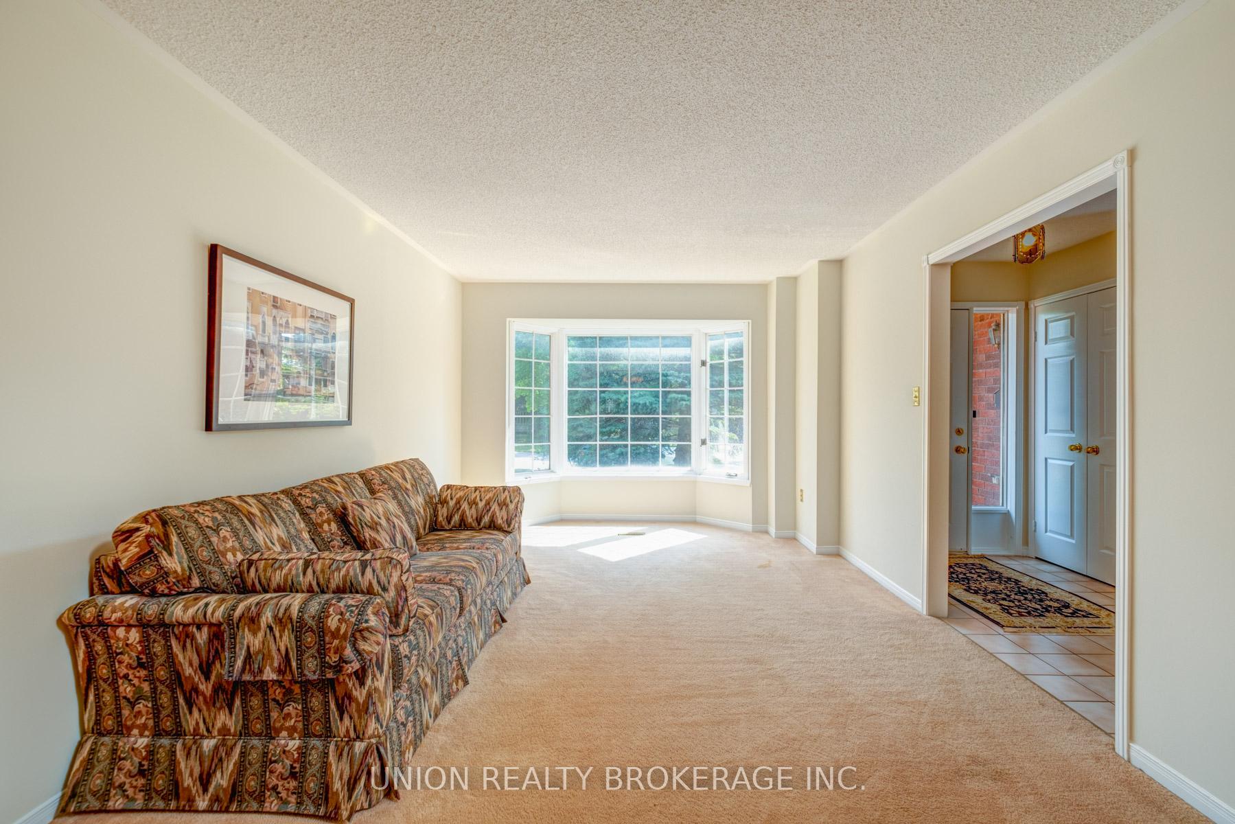 Photo 6 of 20 Richler Crescent, Barrie, Letitia Heights — HOMEH