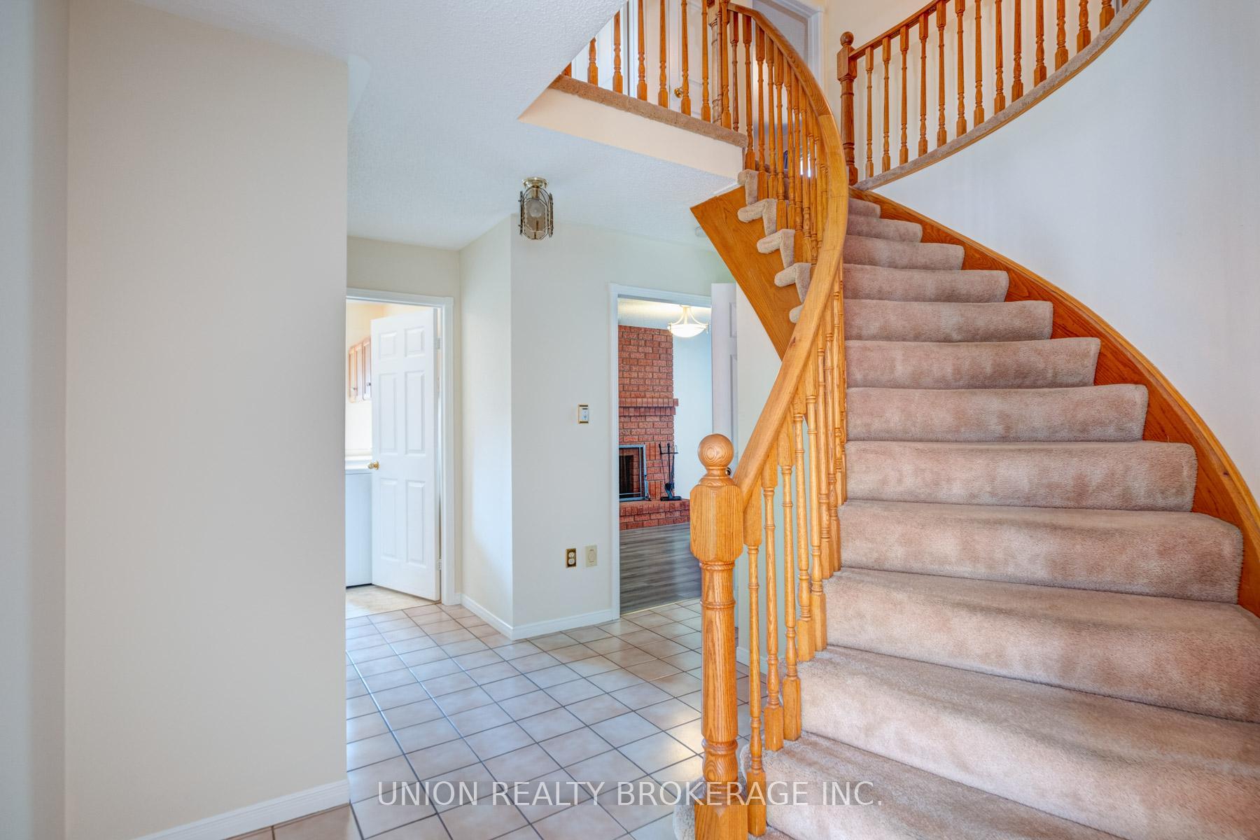 Photo 7 of 20 Richler Crescent, Barrie, Letitia Heights — HOMEH
