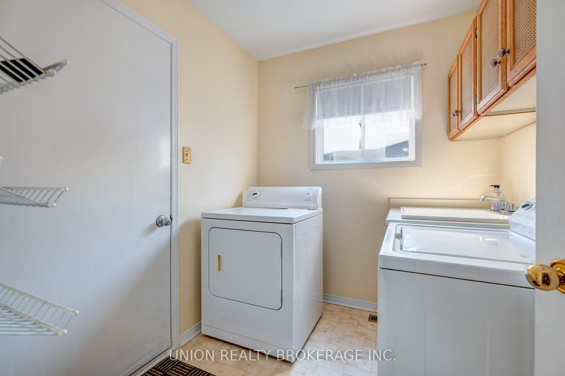 Photo 10 of 20 Richler Crescent, Barrie, Letitia Heights — HOMEH