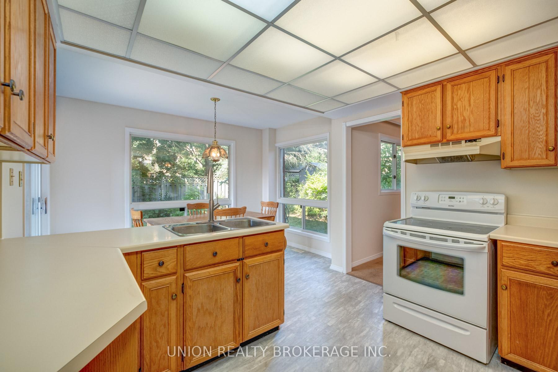 Photo 11 of 20 Richler Crescent, Barrie, Letitia Heights — HOMEH